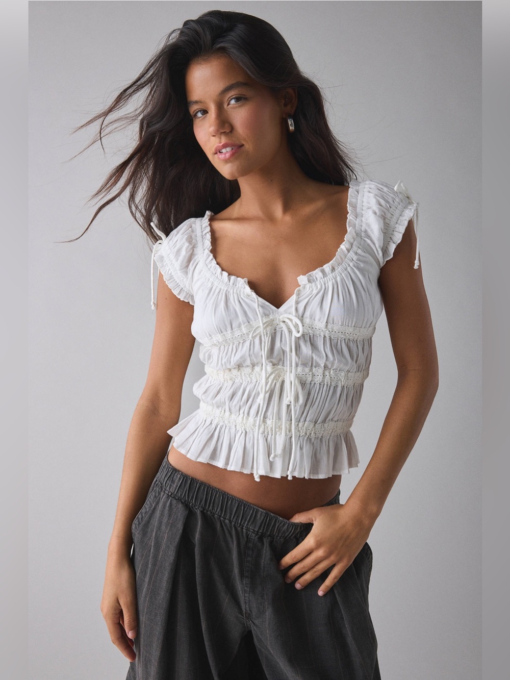 Kimchi Blue Remi Tie-Front Cropped Blouse Smocked Stretch Urban Outfitters